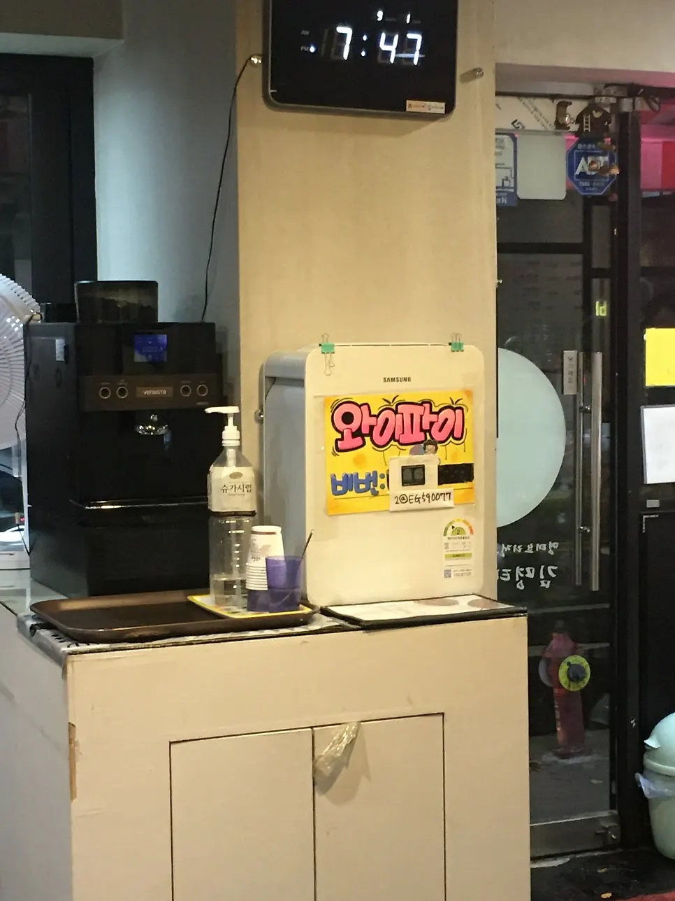 주말 저녁 한산한 매장 풍경