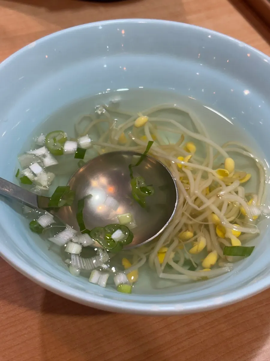 콩나물 양파장아찌 김치 등 밑반찬 상차림