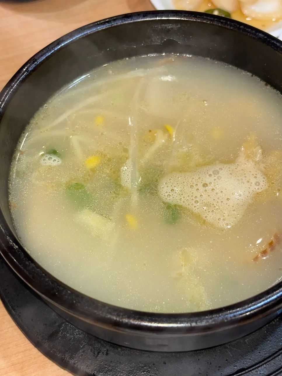 밥을 덜고 물을 부어둔 솥