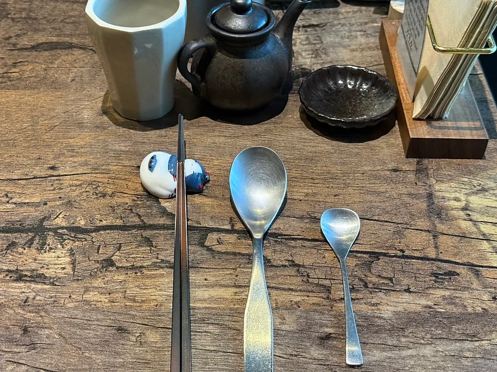 Neatly set table at Gapposo