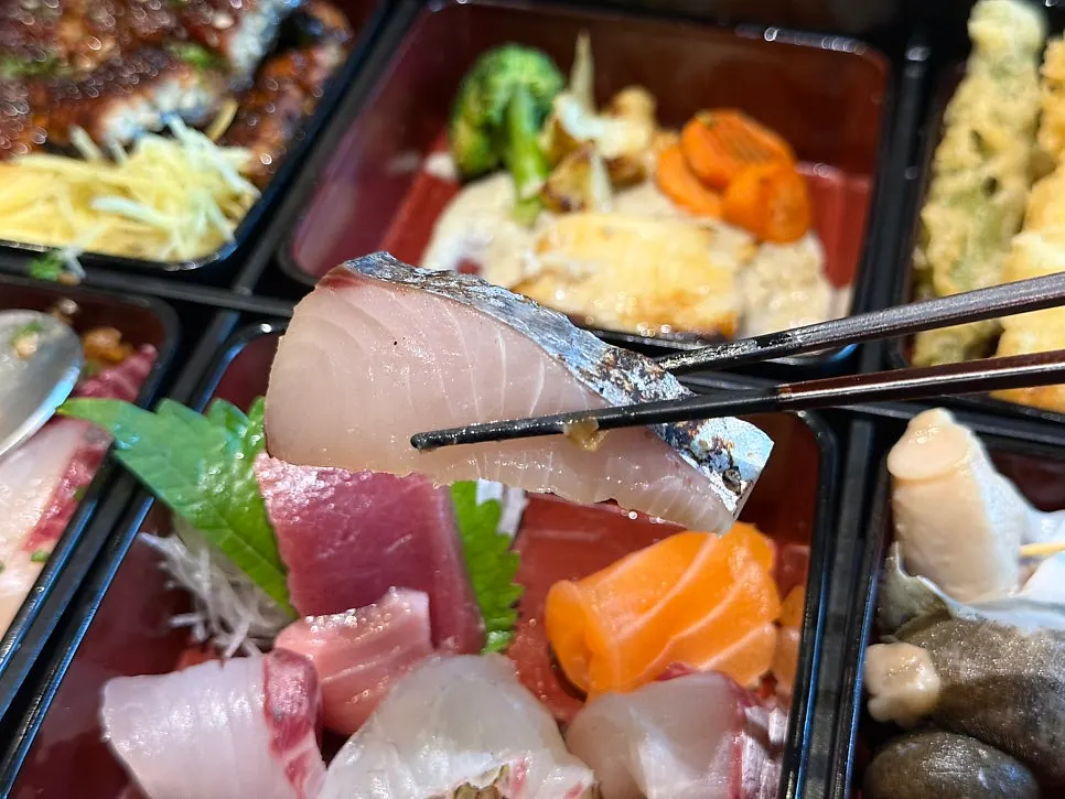 Tuna and salmon sashimi in the Premium Bento