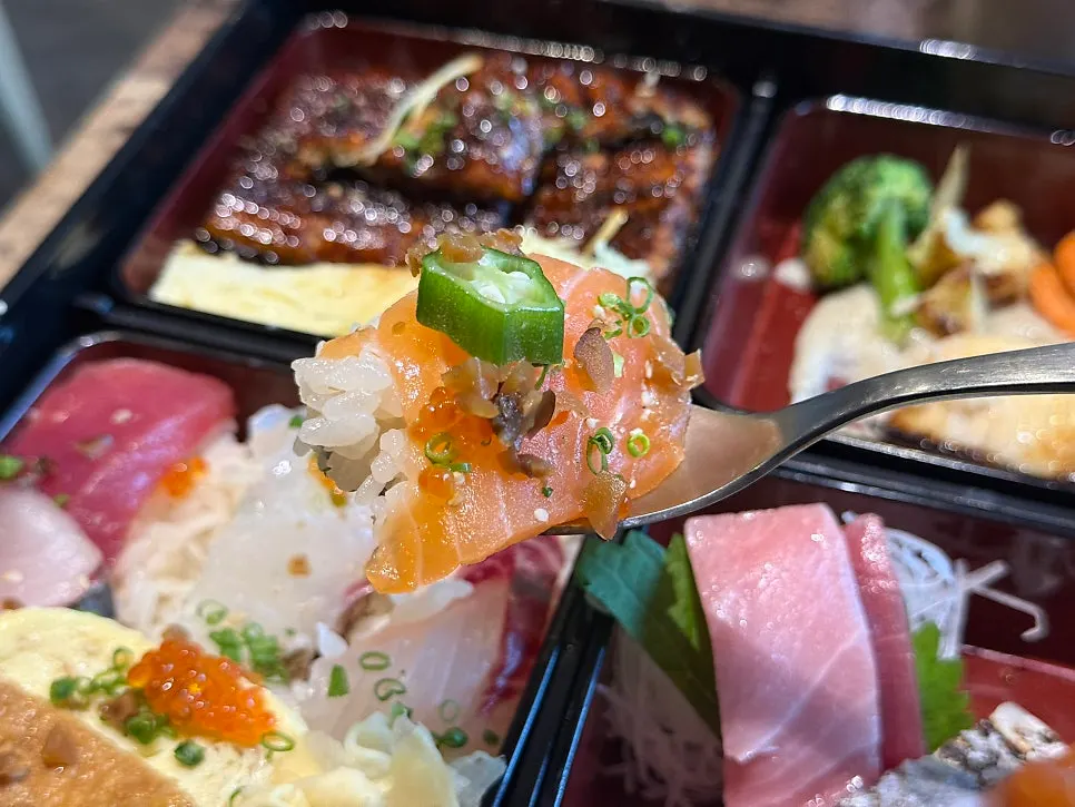Kaisendon generously topped with seafood