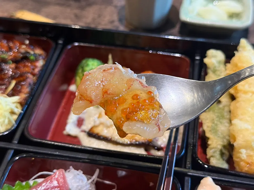 Soy sauce brush and seafood kaisendon