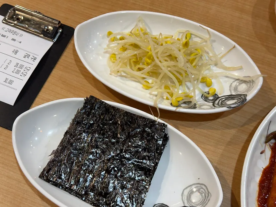 Bean sprout side dish eaten with the braised pollock