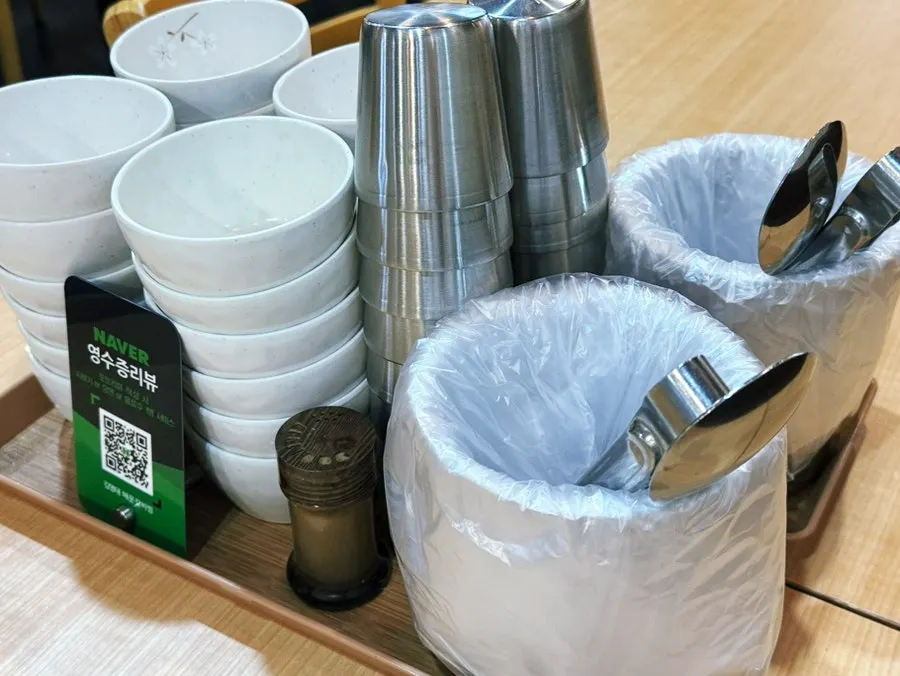 오후 3시 한적한 테이블 자리