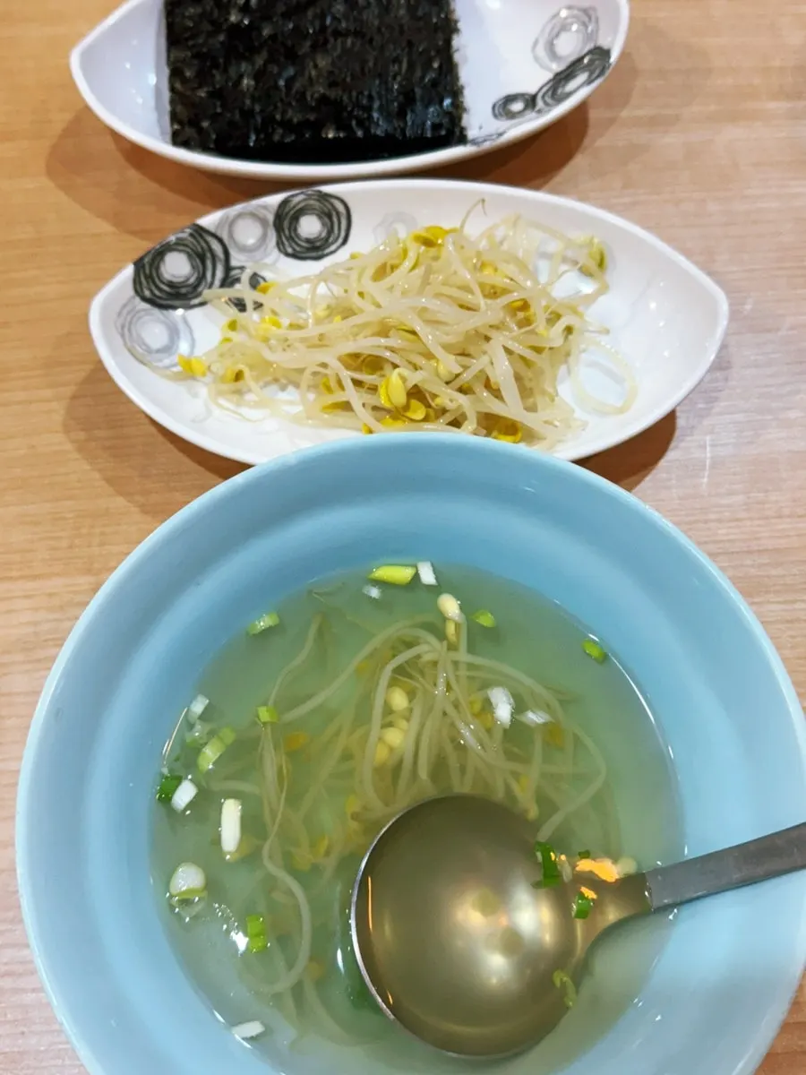 콩나물국과 기본 반찬 상차림