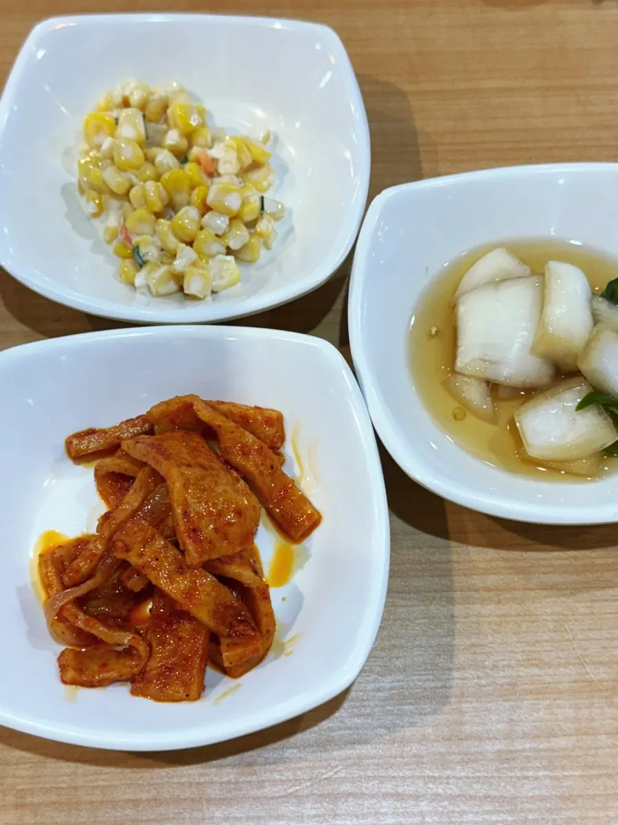 콘샐러드와 오뎅볶음 등 밑반찬