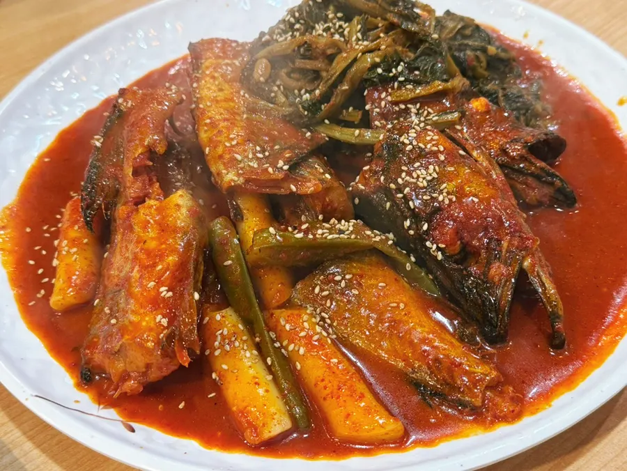 빨갛게 끓여 나온 시래기 명태조림