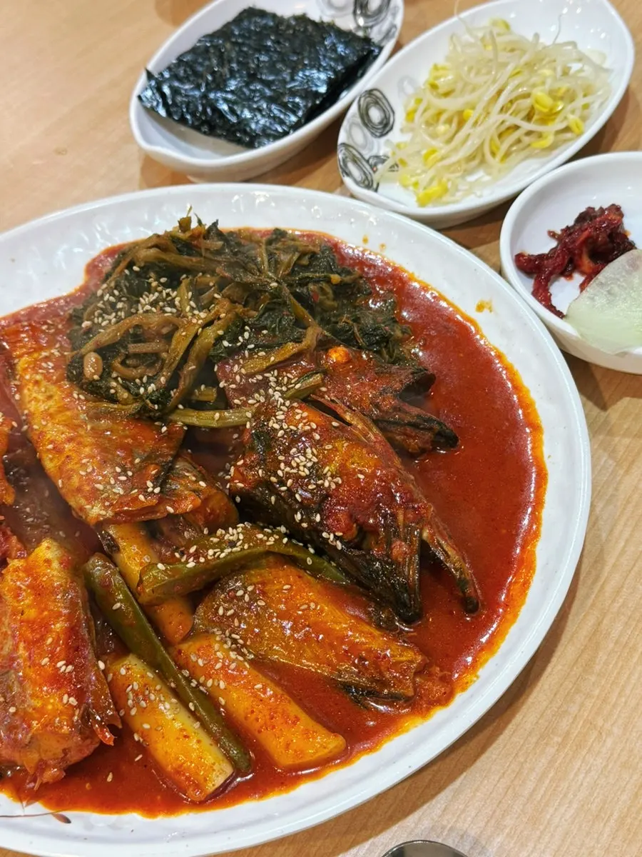 명태조림과 떡까지 비운 뚝배기