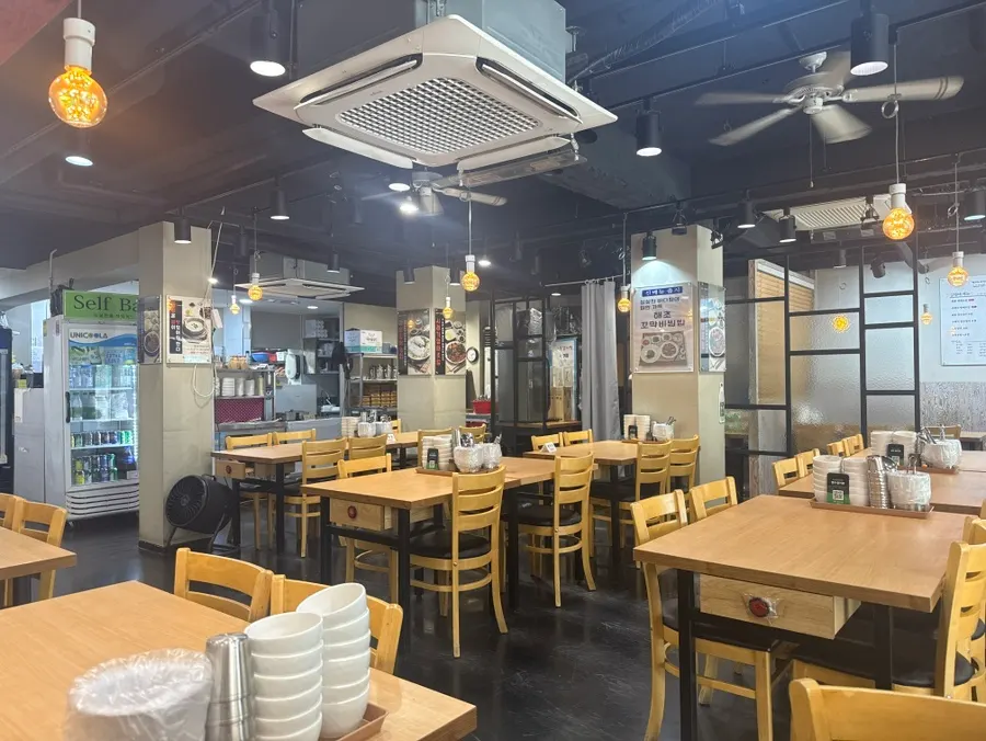 단체 예약 가능한 식당 홀 내부