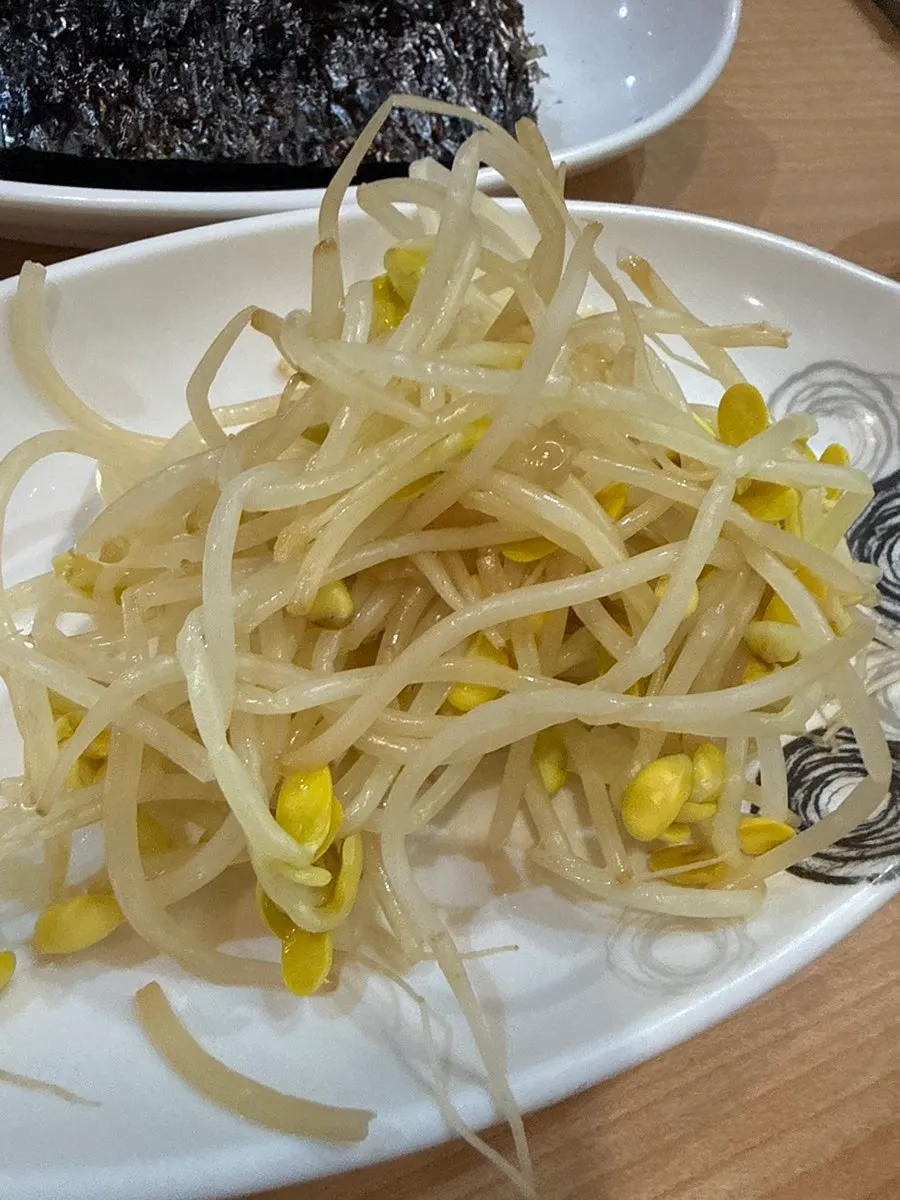생김과 반찬이 나온 기본 상차림