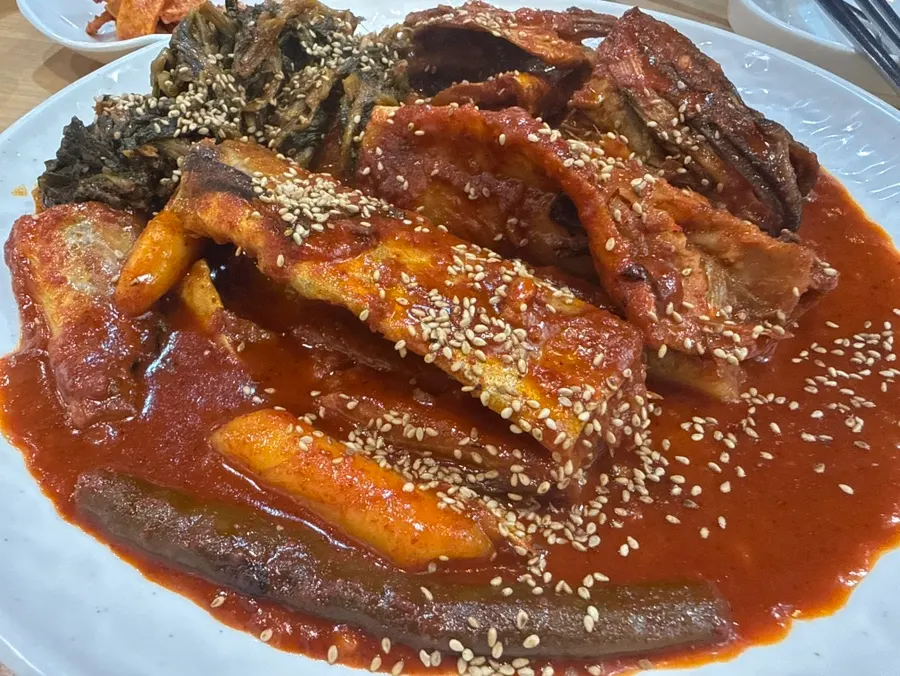 얼음 가득한 맥주잔에 담긴 사이다