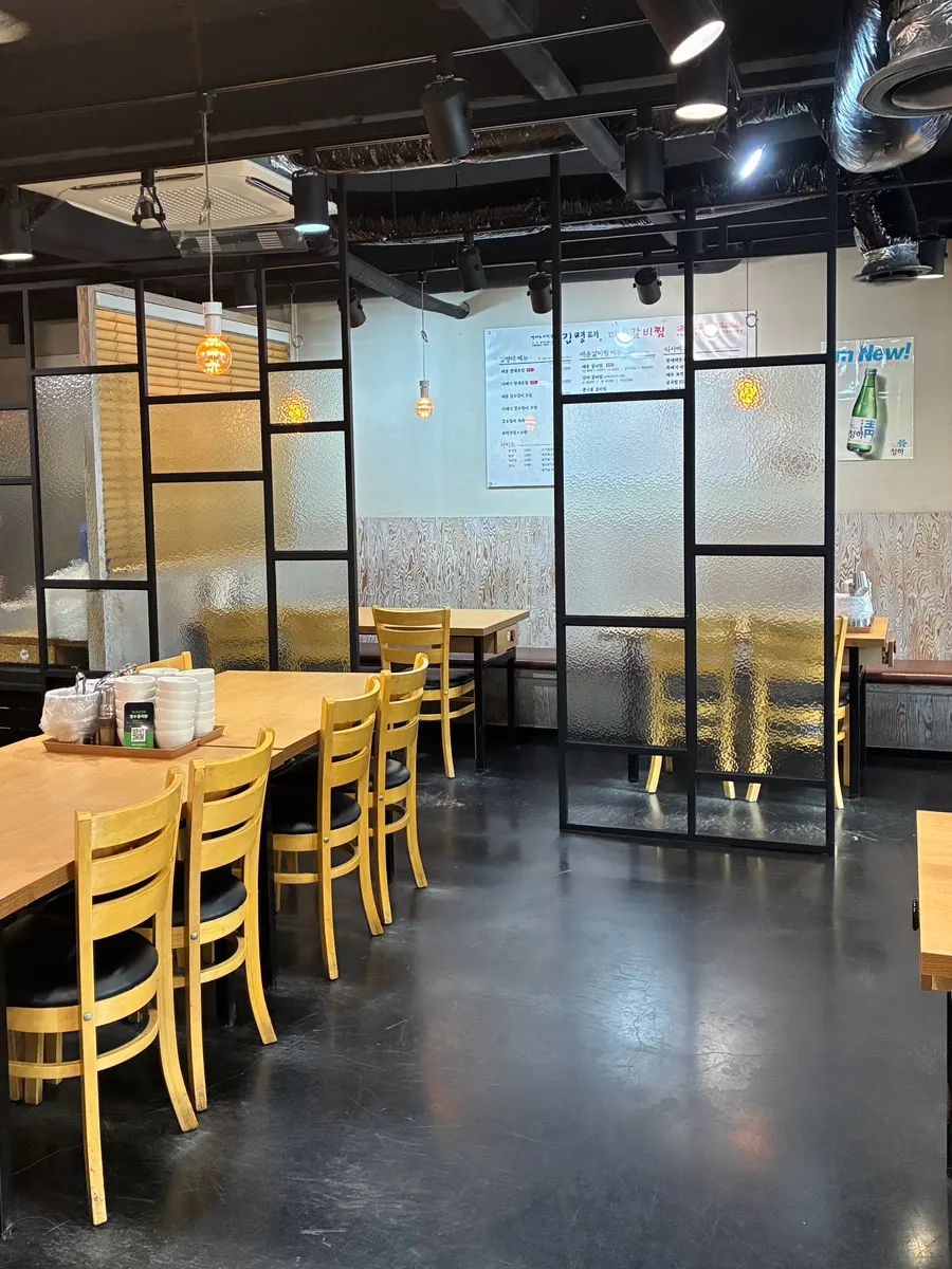 Cleanly arranged restaurant dining area