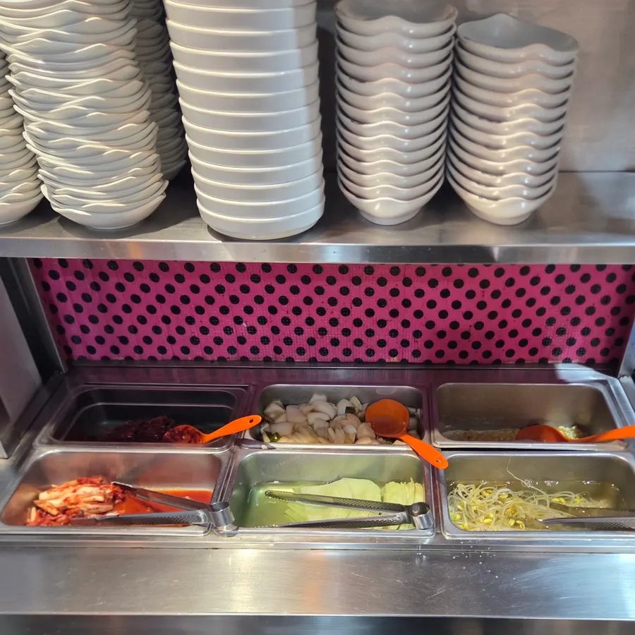 Self-service bar for refilling side dishes