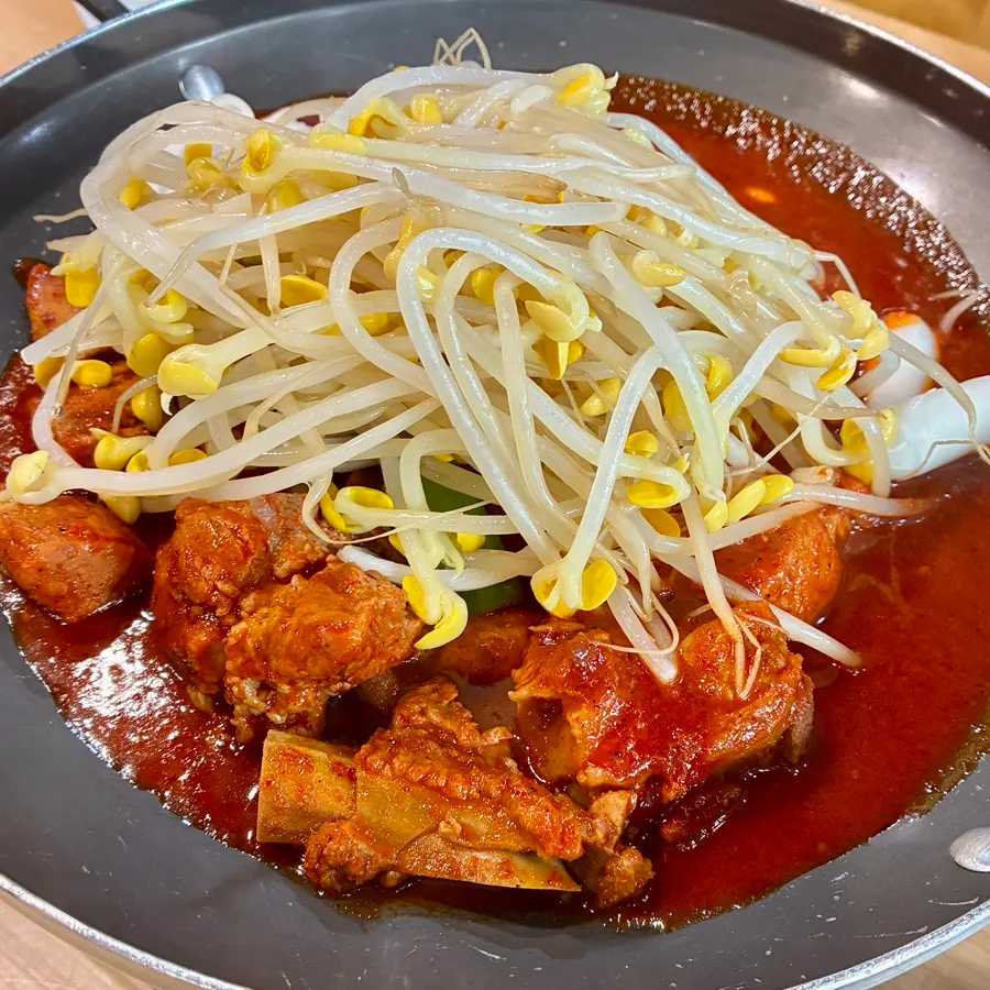 Spicy braised short ribs topped with bean sprouts, cheese rice cakes, and mushrooms