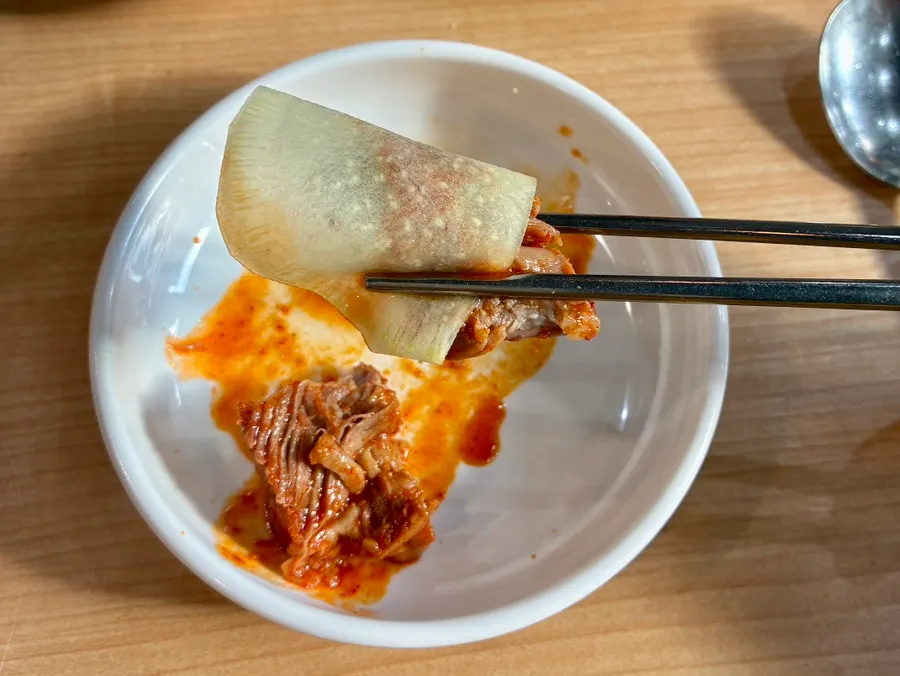 Spicy braised short-rib meat cut into easy-to-eat pieces