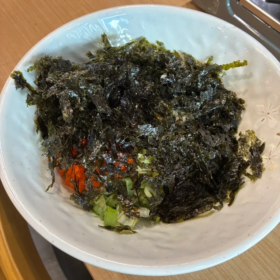 Spicy braised short ribs eaten with rock laver