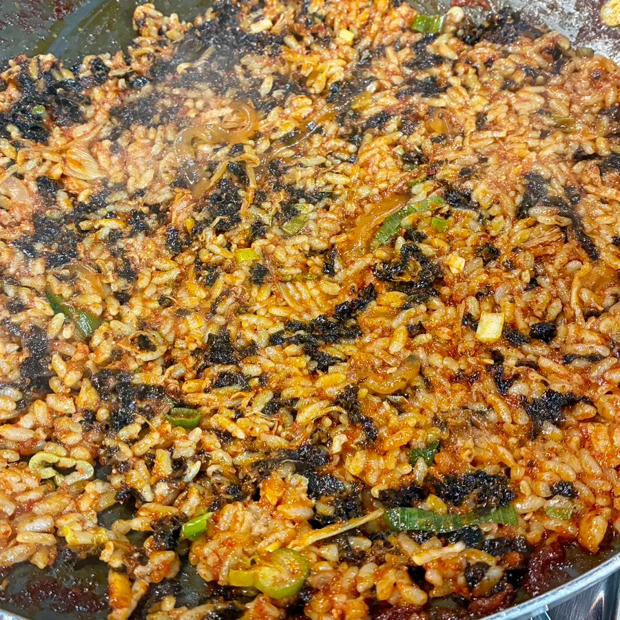 Making self flying-fish-roe fried rice with the remaining sauce