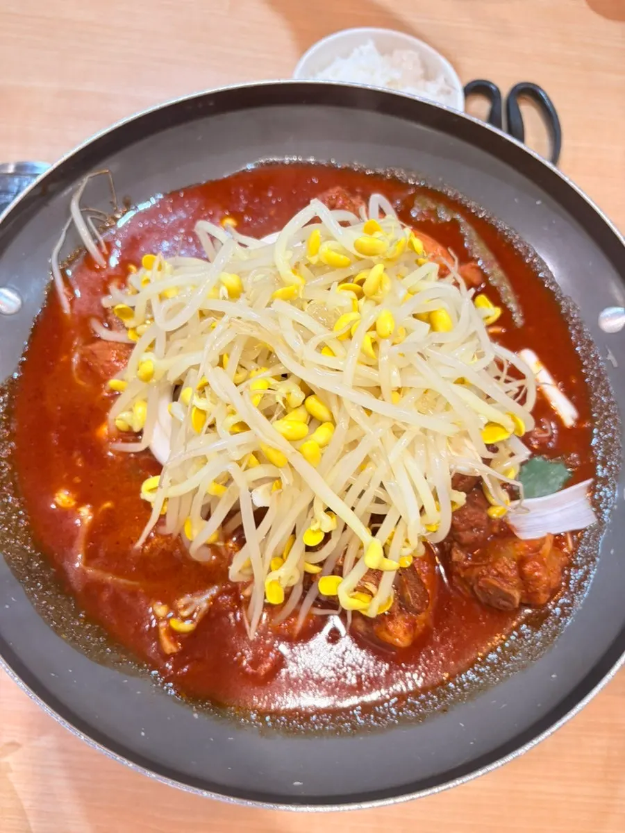 Small size spicy braised short ribs piled high with bean sprouts