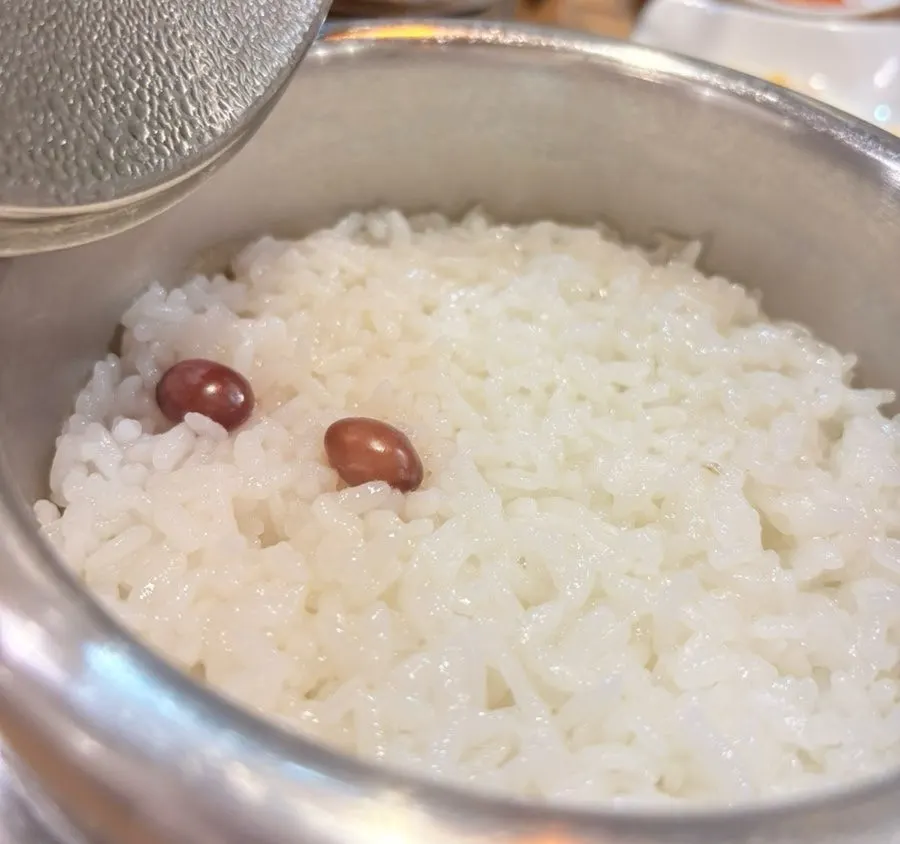 Spooning hotpot rice to eat together with the ribs