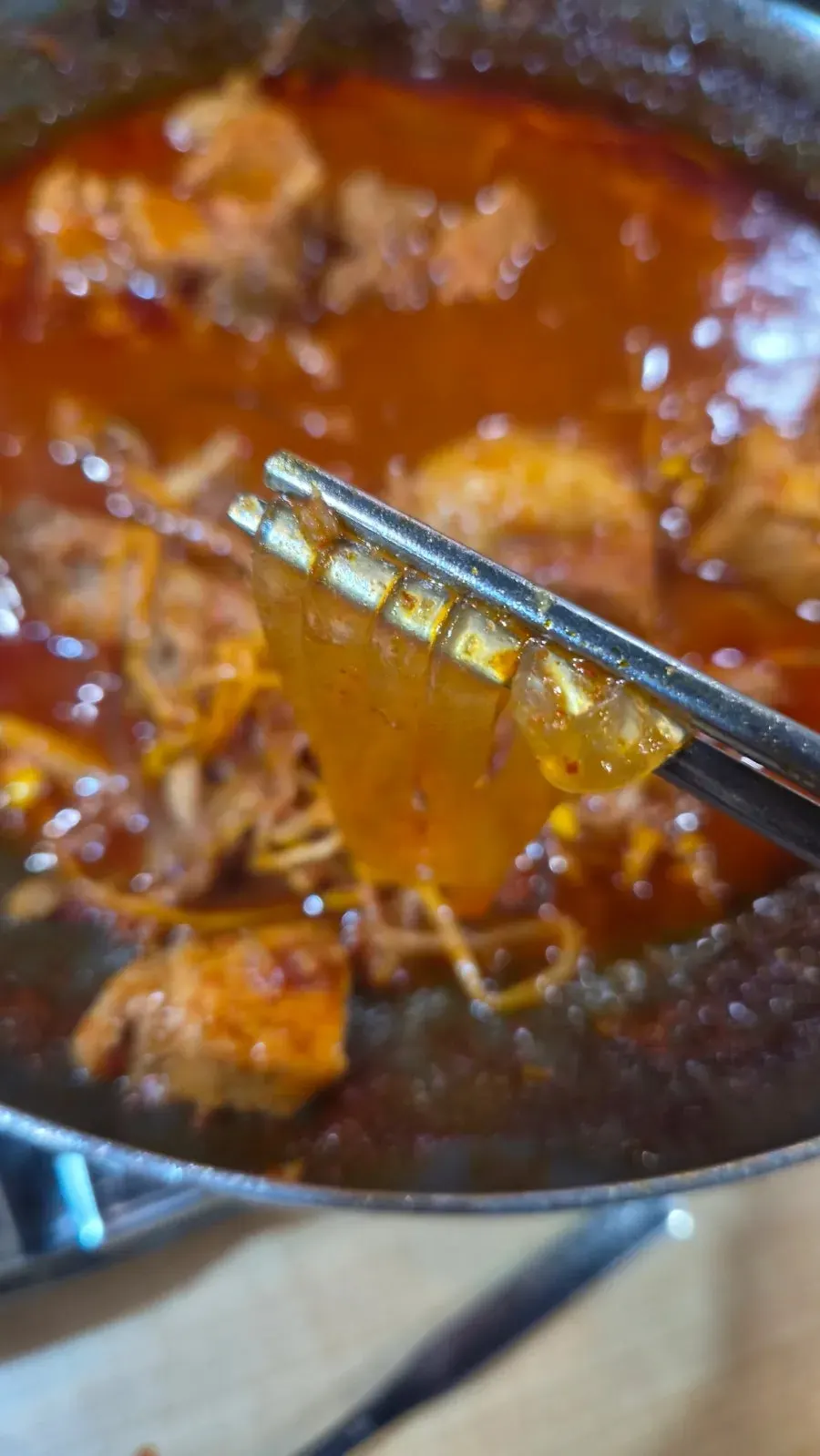 매운갈비찜에 곁들인 넙적당면