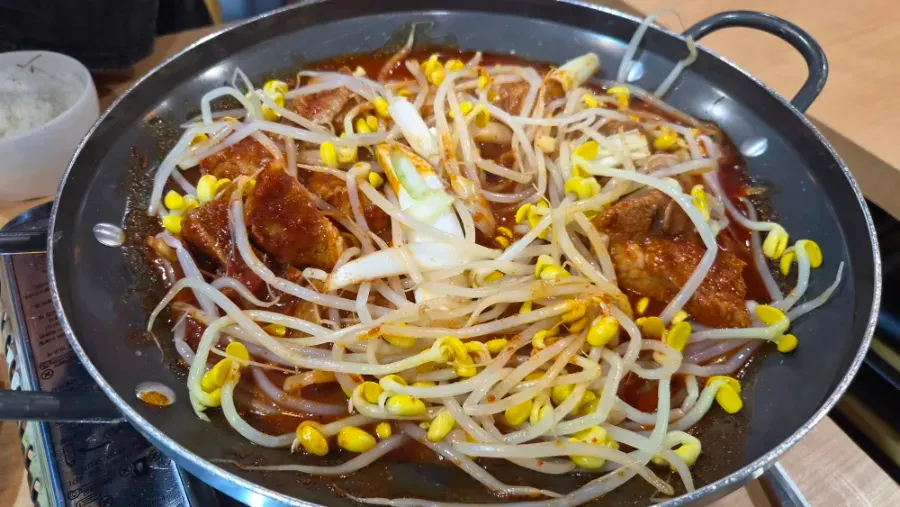 앞접시에 덜어 먹는 매운갈비찜 상차림