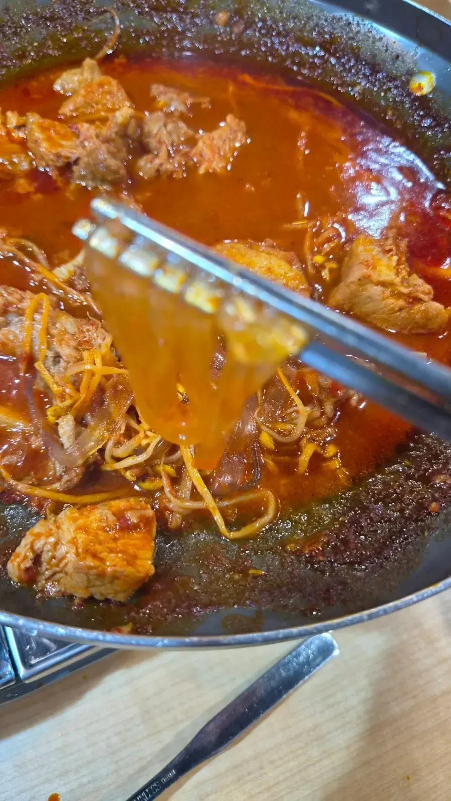 여럿이 나눠 먹기 좋은 갈비찜 테이블