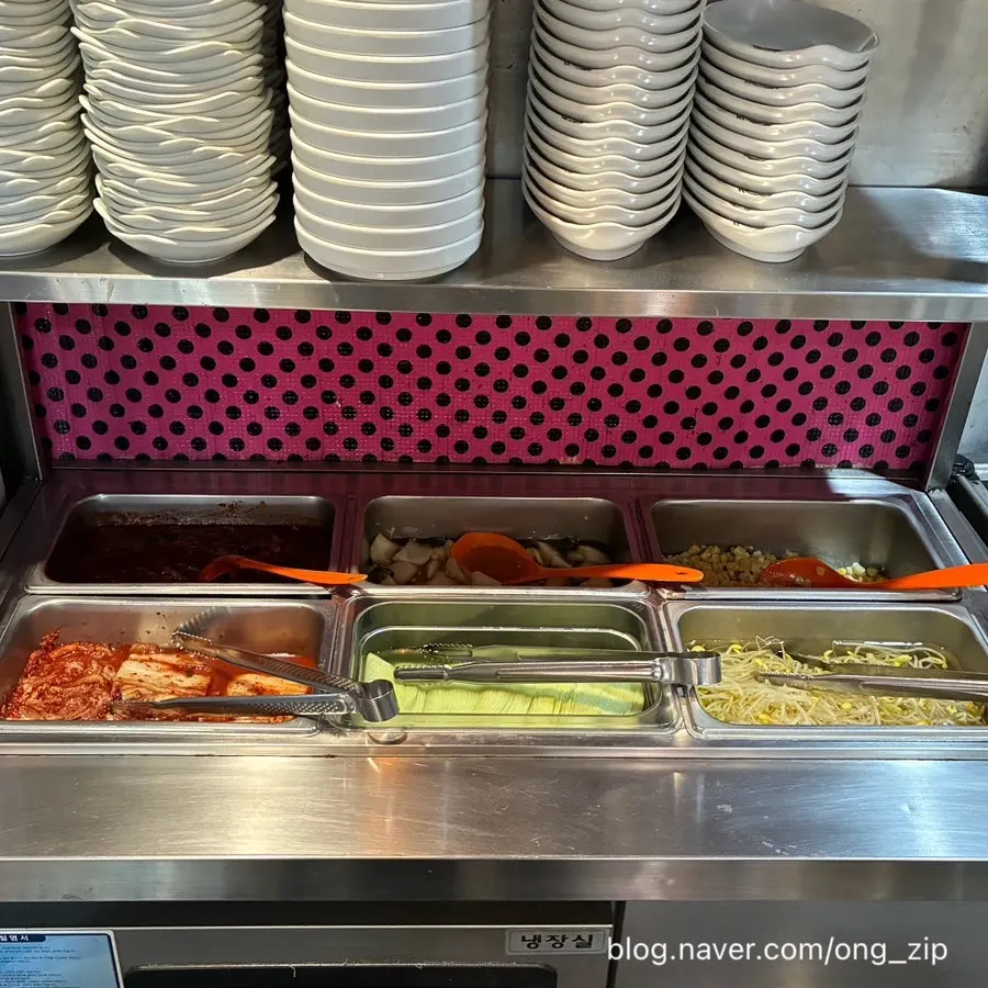 Self-serve bar with refillable side dishes