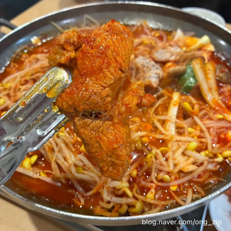 Spicy braised ribs served together with hotpot rice