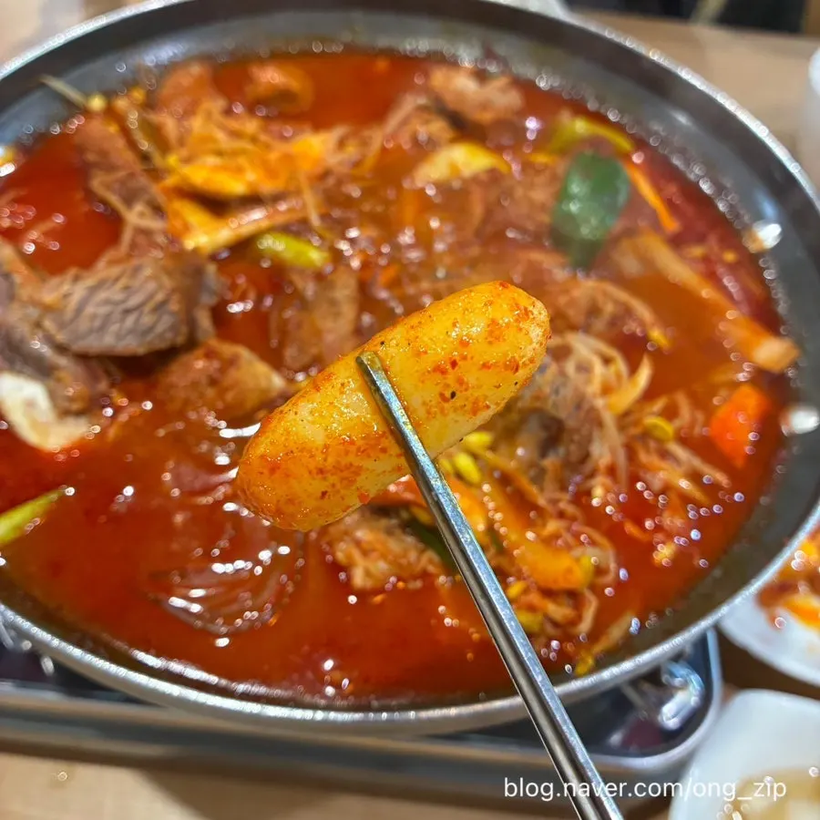 Braised ribs piled high with bean sprouts