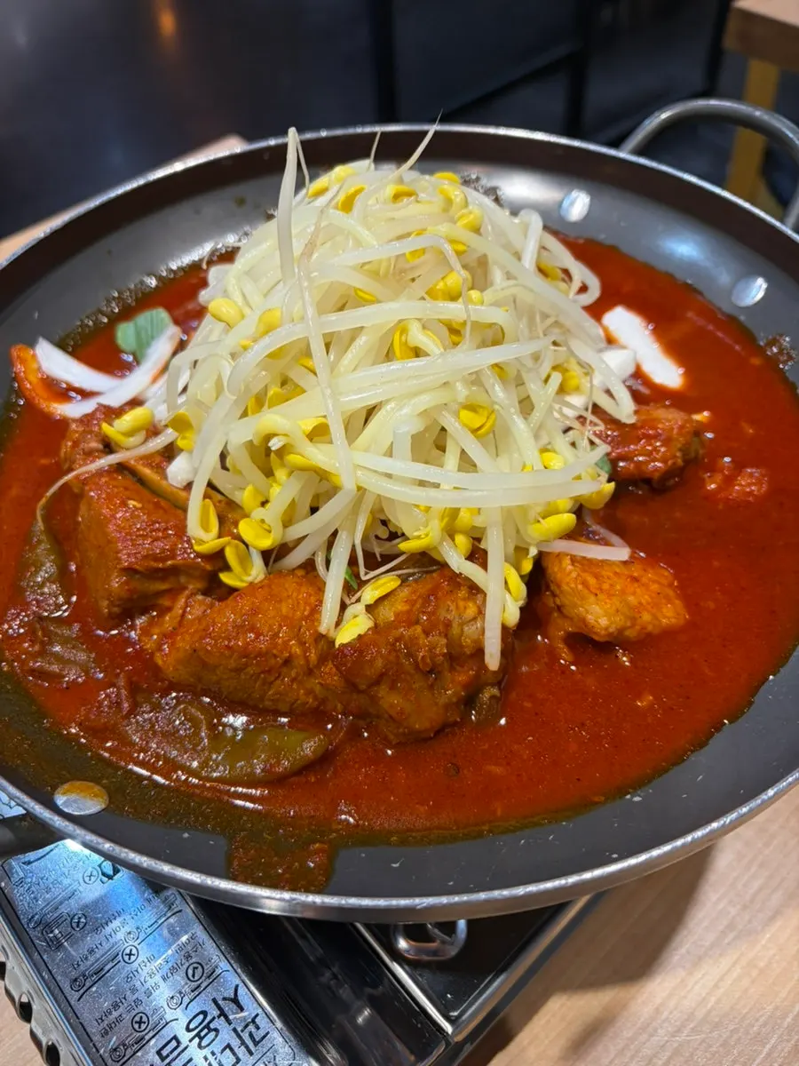 양파절임과 쌈무 등 기본 반찬 한 상