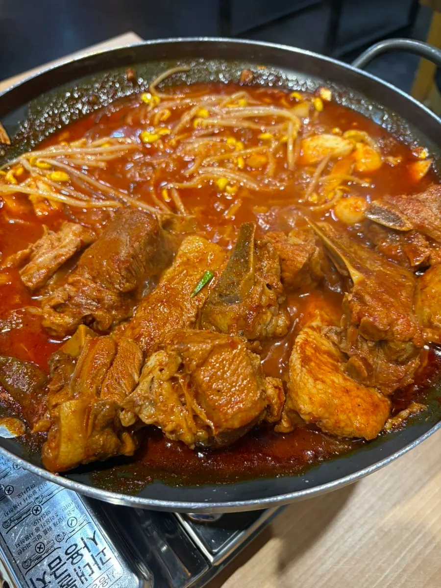 콩나물이 푸짐하게 올라간 매운 갈비찜 보통맛