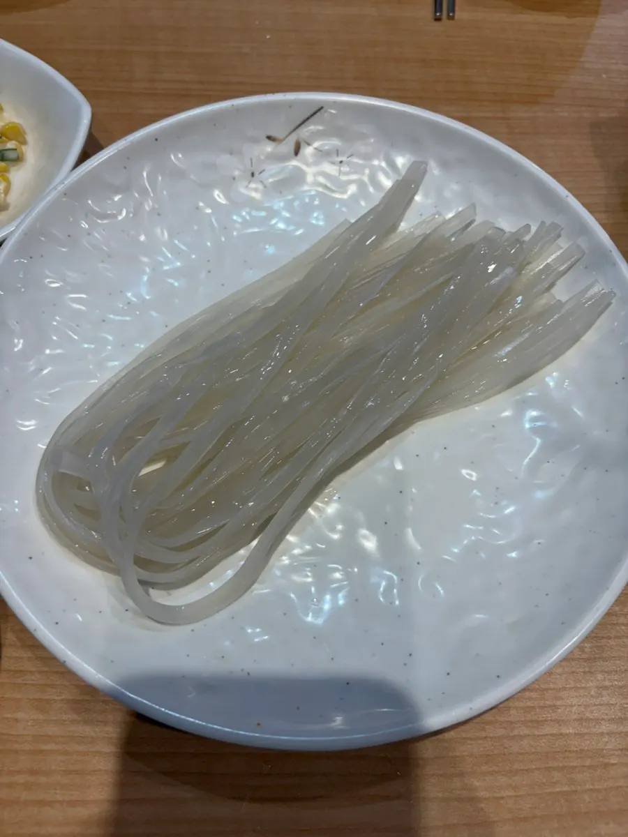 양념을 비빈 매운 갈비찜 클로즈업