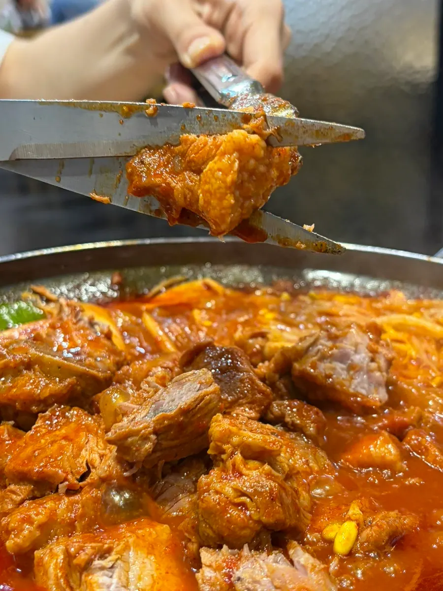 당면을 넣고 끓이는 매운 갈비찜