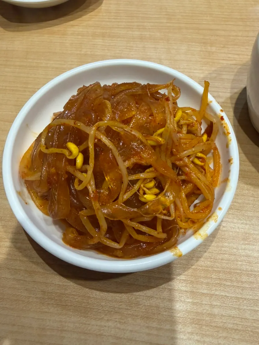 가위로 자른 갈비와 콜라 한 잔