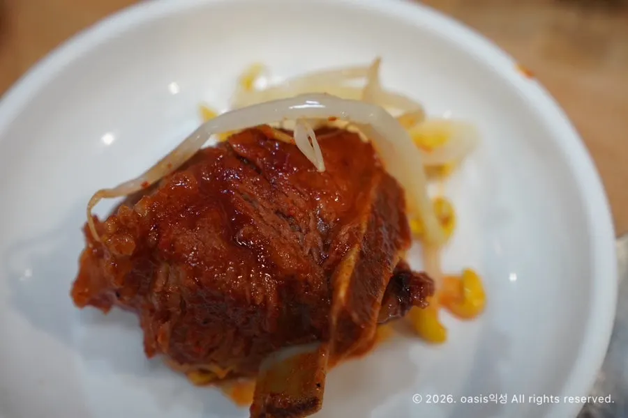 Small size spicy braised short ribs topped with bean sprouts