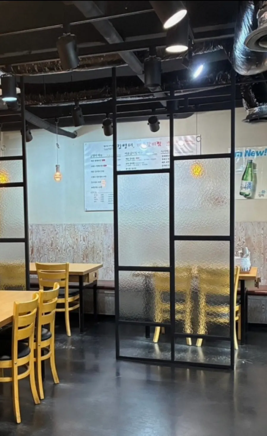 편하게 식사하기 좋은 동네 식당 느낌의 매장 내부