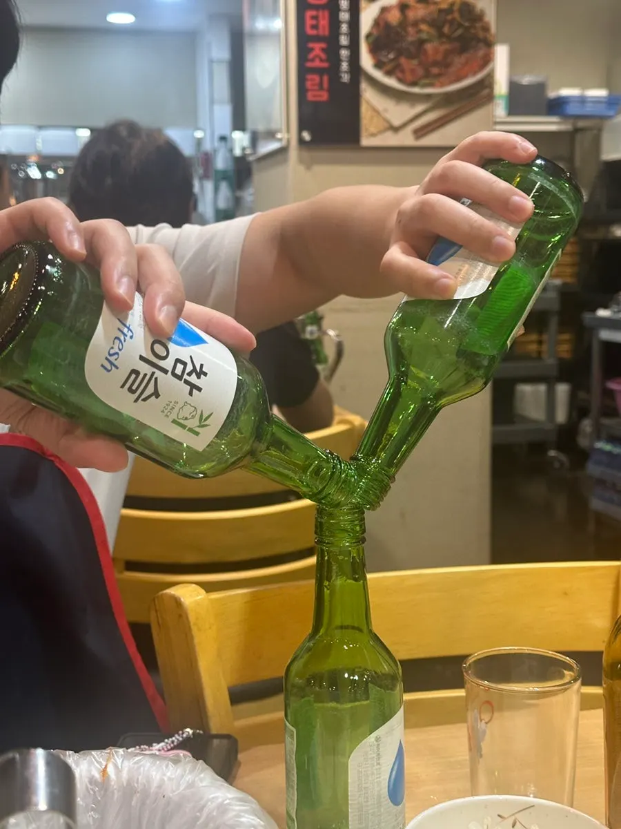 비워진 소주병이 놓인 식사 마무리 테이블