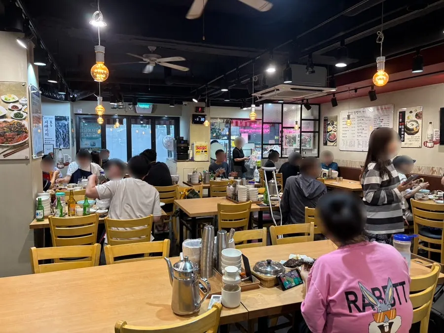 테이블이 많은 김명태 가산점 내부