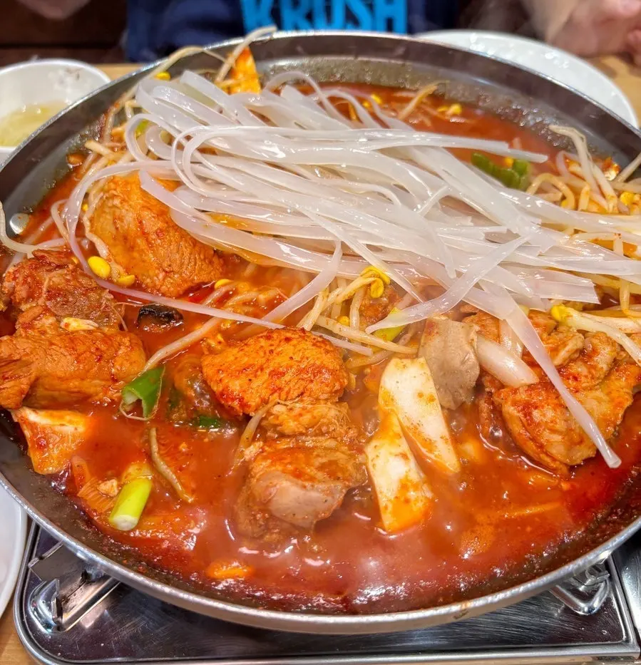 셀프바 콩나물을 올려 끓인 갈비찜