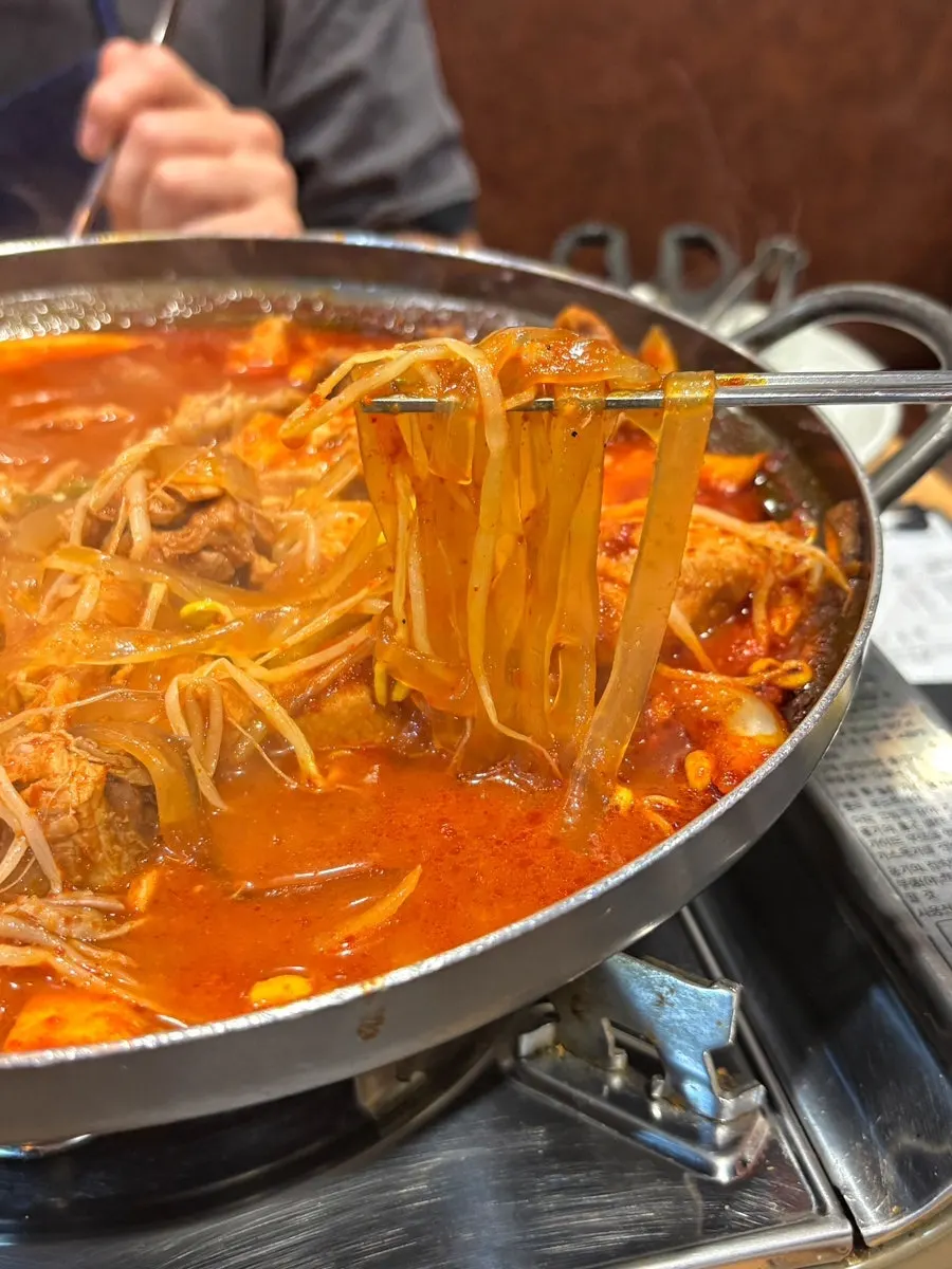 버섯과 넓적당면이 들어간 매운갈비찜