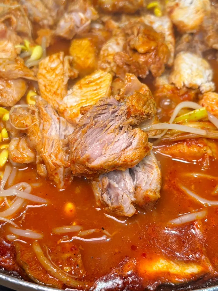 부드러운 갈비 살을 집어 올린 모습