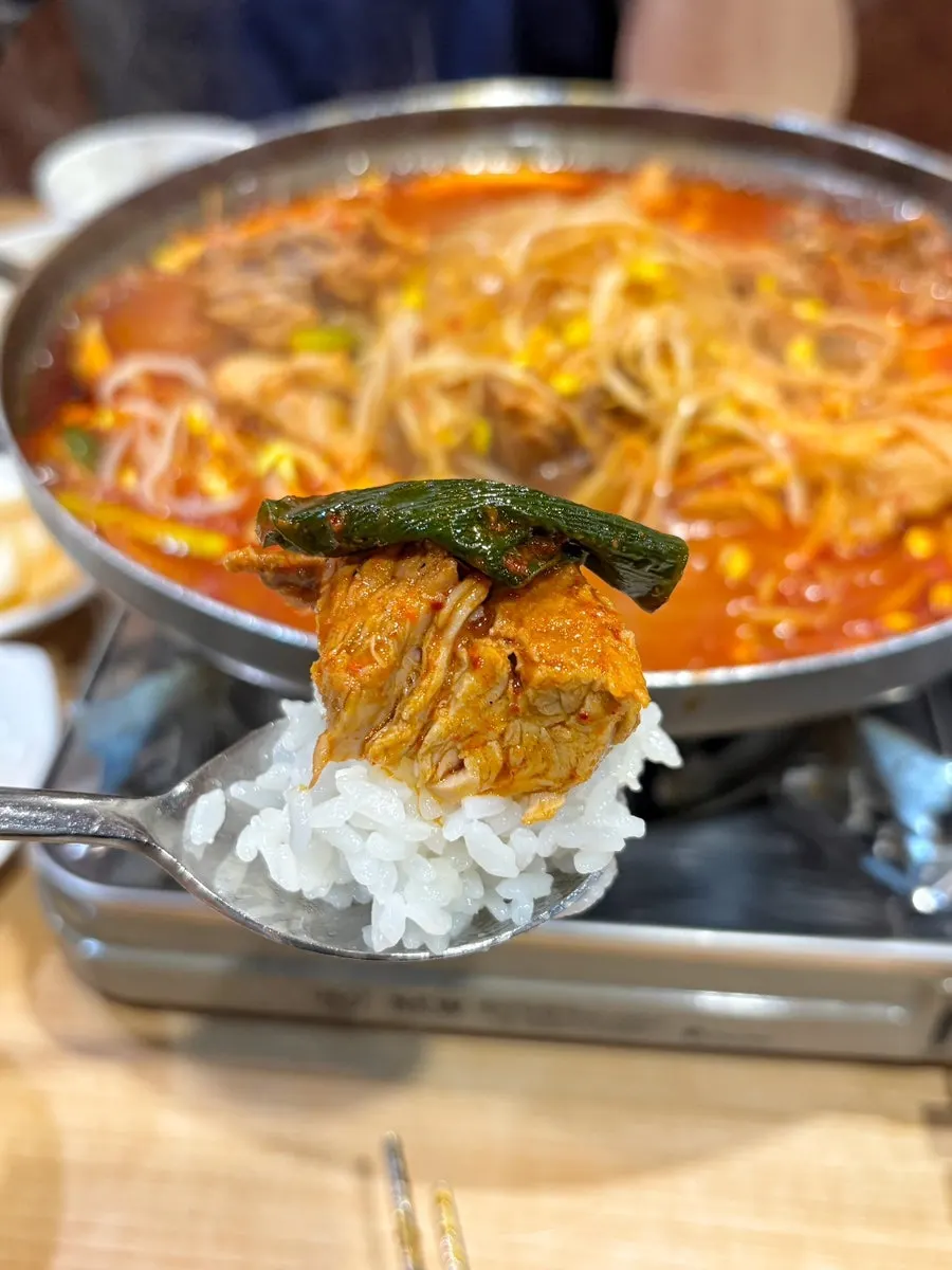 흰쌀밥에 양념 묻힌 갈비찜 한 입