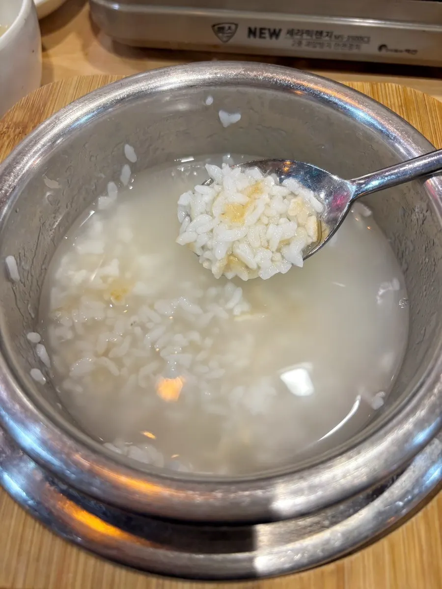 솥밥과 매운갈비찜을 함께 놓은 상