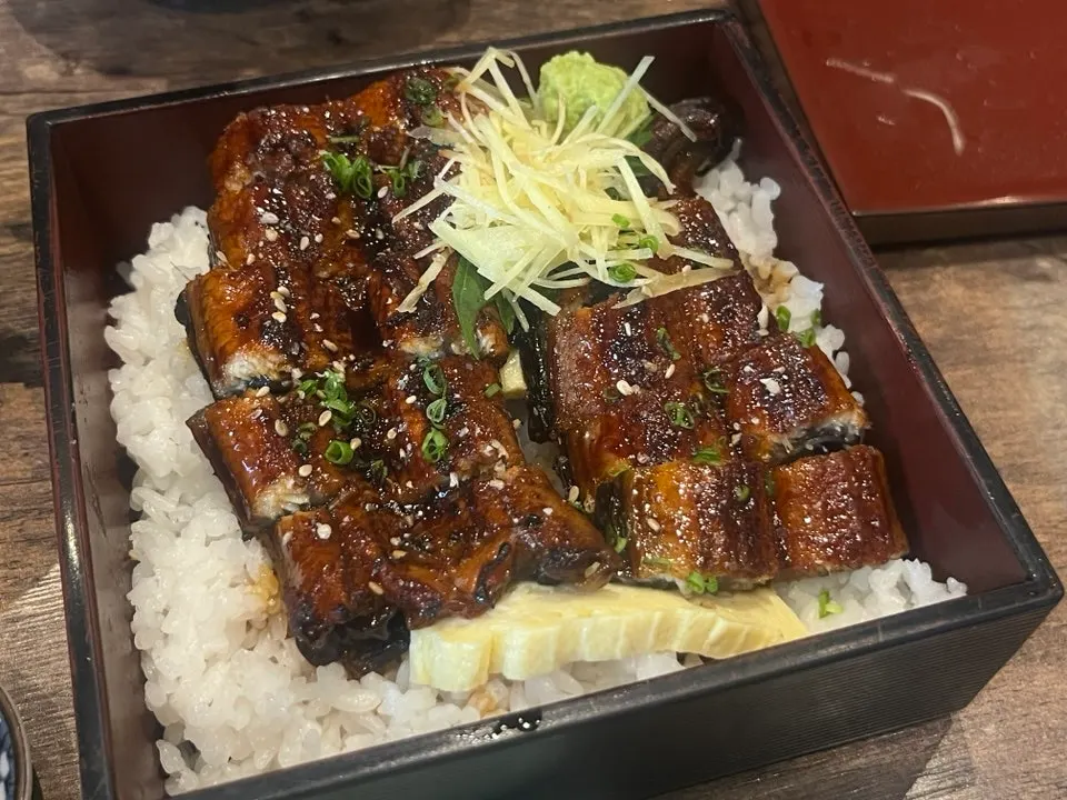 찬합처럼 담긴 민물장어 덮밥
