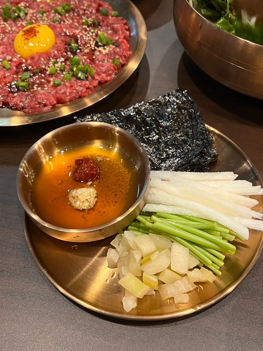 Yukhoe spread with laver, pear, and special sauce