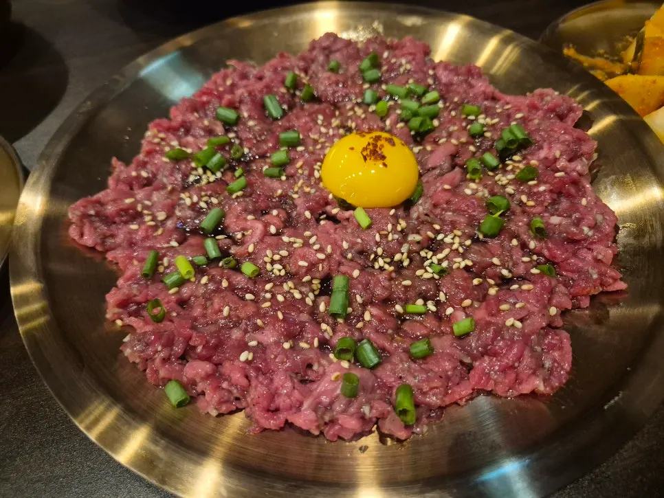 빠르게 차려진 육향 음식 한 상