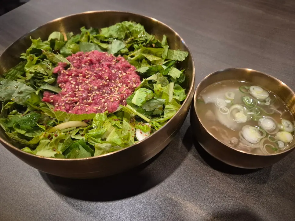 특제 기름장에 찍은 육회 한 점