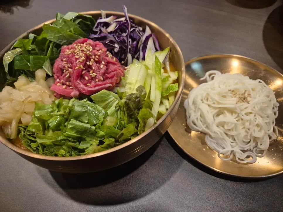 양념장을 넣어 비빈 육회비빔밥
