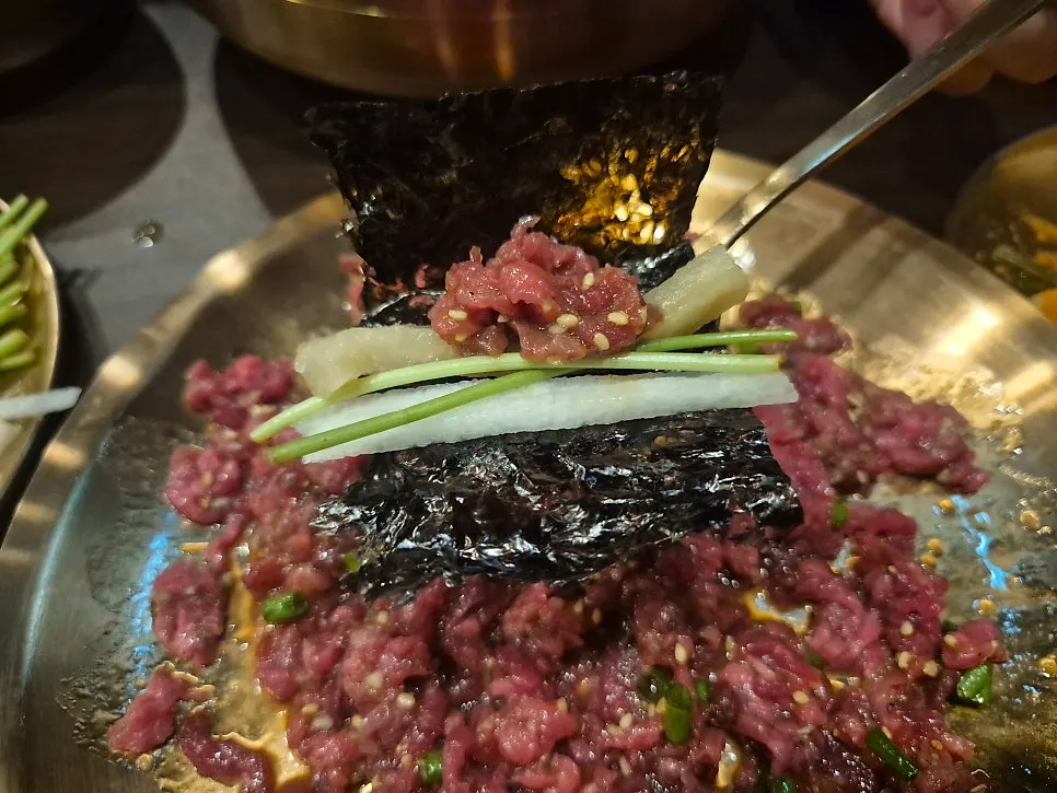 육회물회와 육회비빔밥이 함께 놓인 식탁